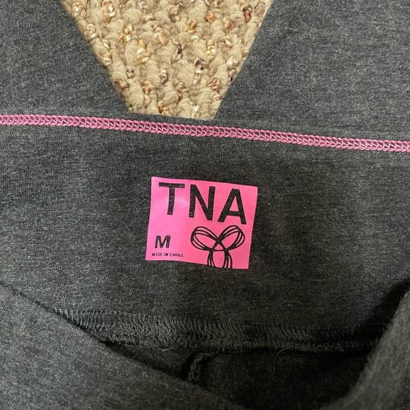 Aritzia TNA Capris in grey - Picture 4 of 5